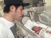 わが子と対面する井下好井・好井。