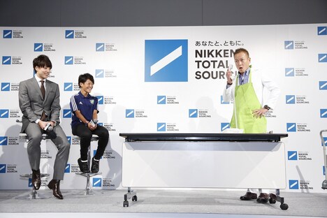 「本田圭佑選手のクレーム対応」のネタを披露する、じゅんいちダビッドソン(右)。