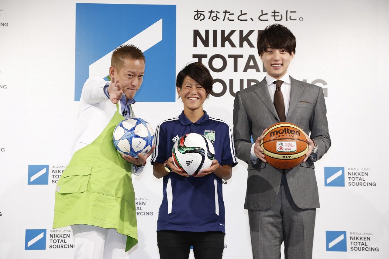 「日研トータルソーシング 社名変更 記者発表会～ハケンで夢を叶えよう～」に登壇した（左から）じゅんいちダビッドソン、サッカー女子日本代表の有吉佐織選手、プロバスケットボーラーの五十嵐圭選手。