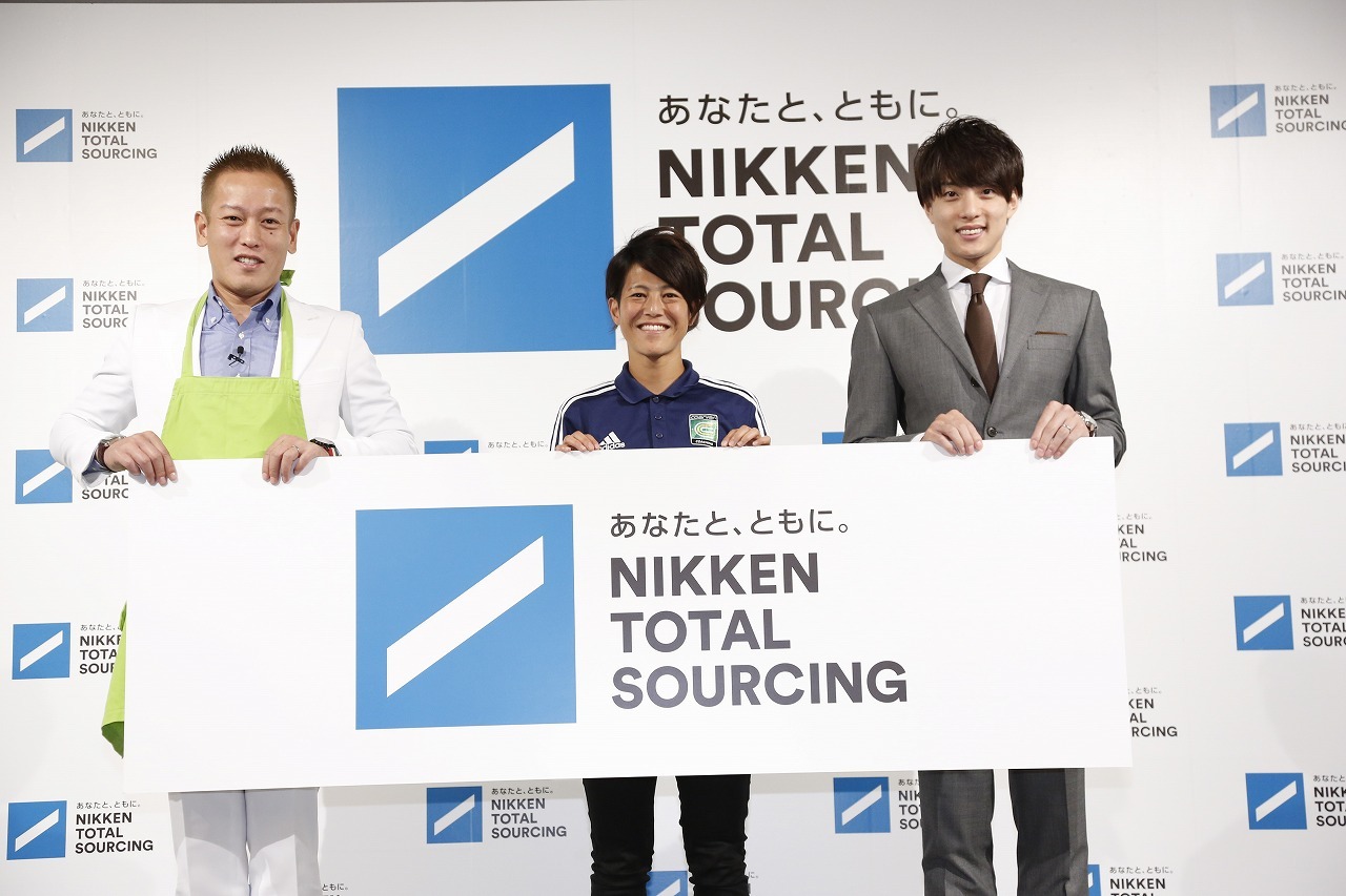 （左から）じゅんいちダビッドソン、サッカー女子日本代表の有吉佐織選手、プロバスケットボーラーの五十嵐圭選手。