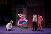 「FROLIC A HOLIC」のワンシーン。