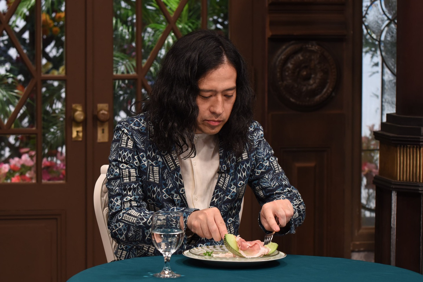 生ハムメロンの美しい食べ方に挑戦するピース又吉。(c)ABC