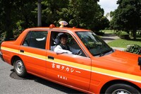 タクシー運転手に扮するブラックマヨネーズ吉田。(c)関西テレビ