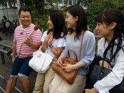 街頭インタビューで出演者への愚痴を聞きだすブラックマヨネーズ小杉（左）。(c)関西テレビ