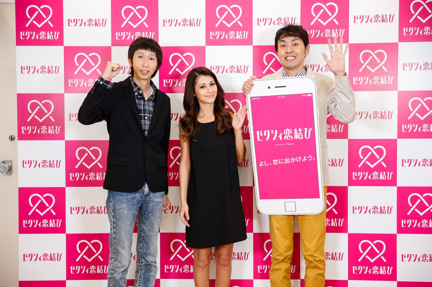 アンガールズとダレノガレ明美（中央）。