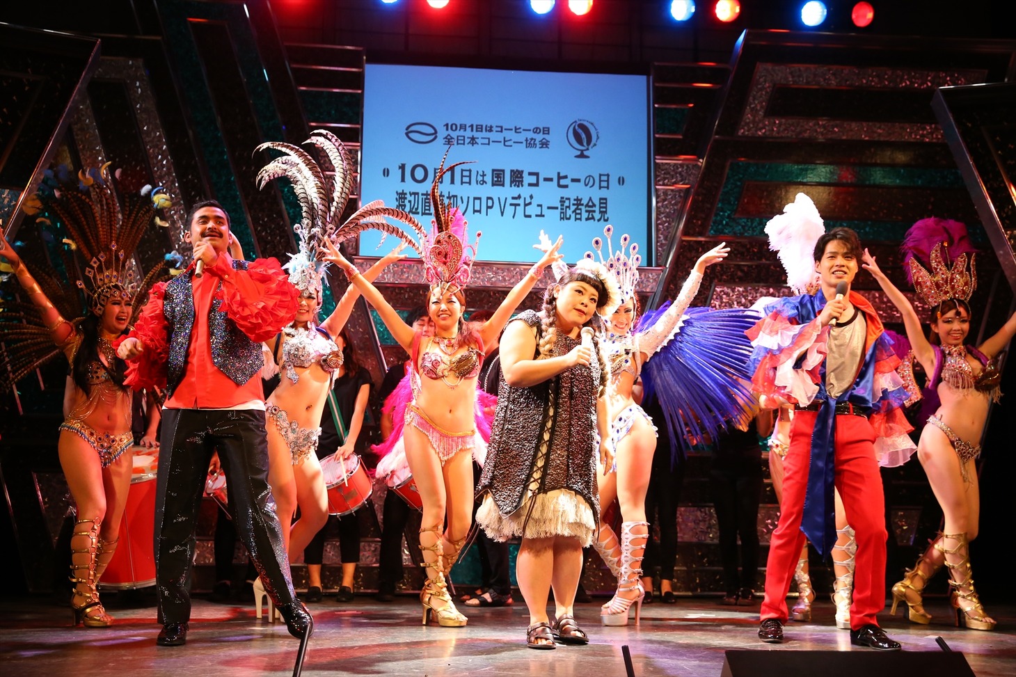 「国際コーヒーの日」制定記念PRイベントに出演した渡辺直美（中央）、デニス（手前両端）。