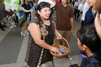 イベント後に「国際コーヒーの日」記念品のサンプリングを行う渡辺直美。