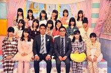 「AKB48の今夜はお泊りッ」MCのおぎやはぎ（前列中央の2人）。