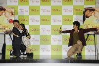 藤田彩華（中央）に選ばれて喜ぶFUJIWARA藤本（左）。