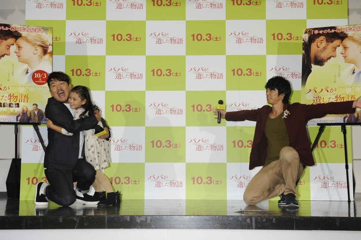 藤田彩華（中央）に選ばれて喜ぶFUJIWARA藤本（左）。