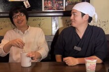 完成した手作りカップヌードルを試食する犬の心押見（左）といけや（右）。