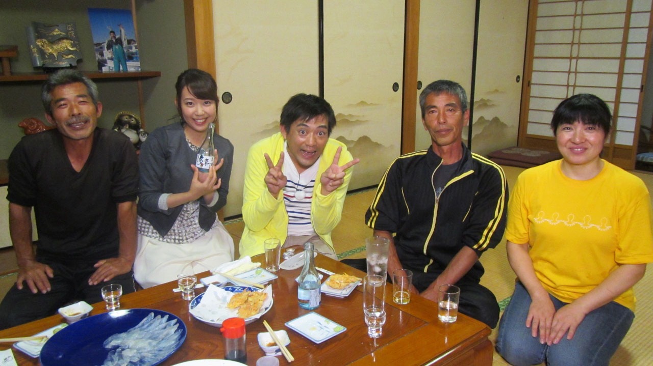 新番組「博多華丸のもらい酒みなと旅」に出演する博多華丸（中央）。