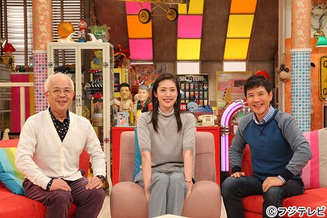 関根勤(右)、小堺一機(左)、天海祐希(中央)。