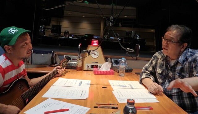 左からマキタスポーツ、萩原健太。