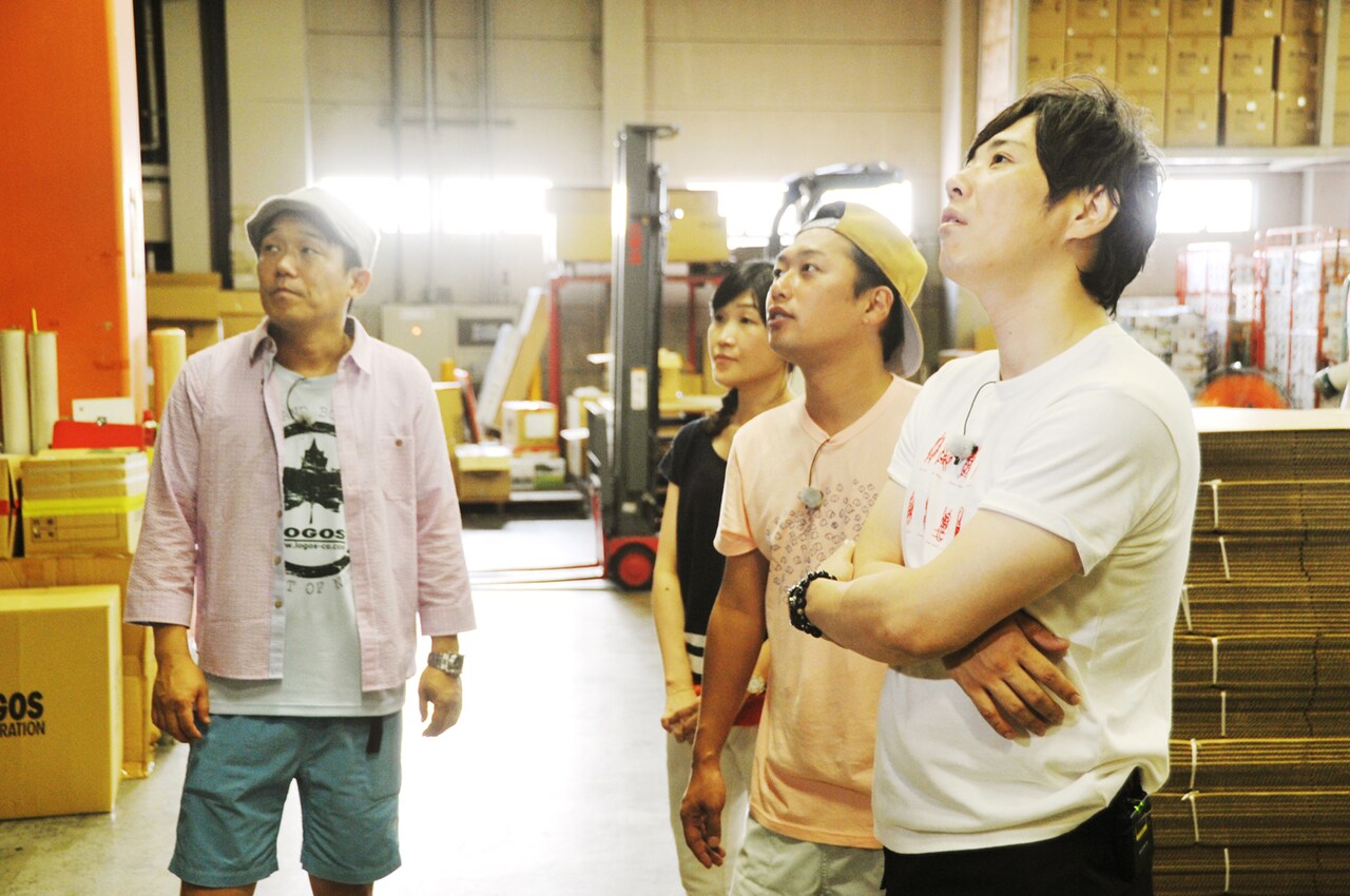 LOGOS本社の倉庫を見学する3人。