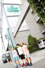 LOGOS本社を訪れたペナルティ・ヒデとライセンス（左から）。