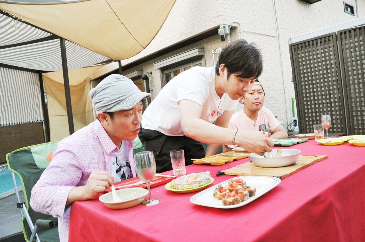 「BBQuicking！スペシャル」を堪能するペナルティ・ヒデ、ライセンス藤原、ライセンス井本（左から）。