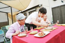 「BBQuicking！スペシャル」を堪能するペナルティ・ヒデ、ライセンス藤原、ライセンス井本（左から）。