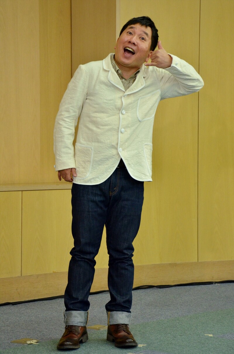 結婚会見に臨んだ爆笑問題・田中。