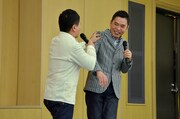 結婚会見から相方・太田(右)を追い出す爆笑問題・田中(左)。