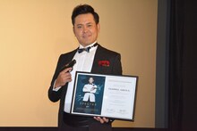 映画「007 スペクター」の公式認定アンバサダーに就任したくりぃむしちゅー有田。