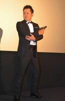 主人公のジェームズ・ボンドふうに登場した有田。