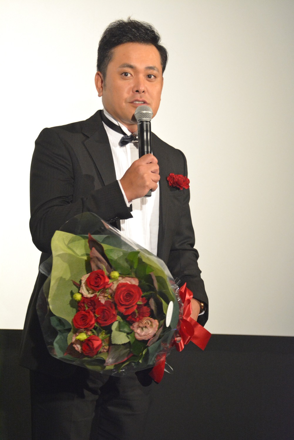 就任祝いの花束を受け取った有田。