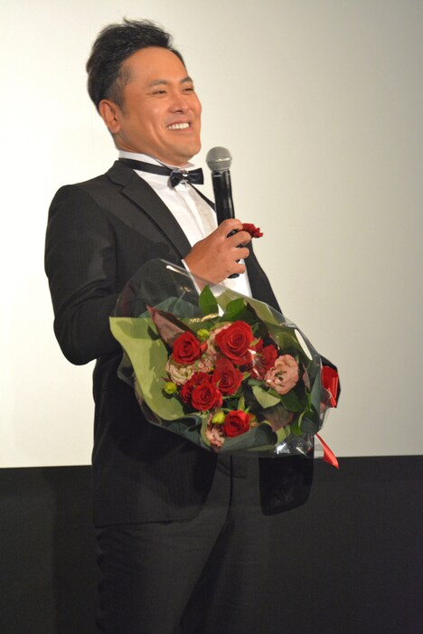 映画「007 スペクター」の公式認定アンバサダー就任祝いの花束を受け取った有田。