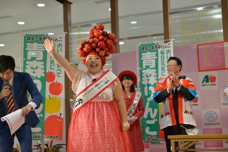 「青森りんごでべっぴん倍増計画」のプロジェクト委員長に就任した渡辺直美（手前中央）。