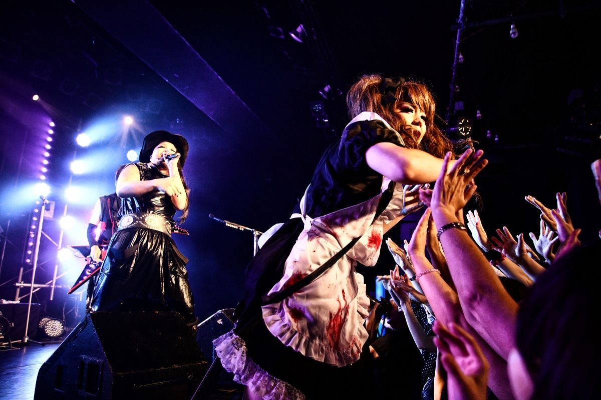 「千聖 BIRTHDAY LIVE “ROCK×ROCK11（イイ）ライブ”」のクマムシ出演時の様子。