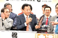 会見中の様子。