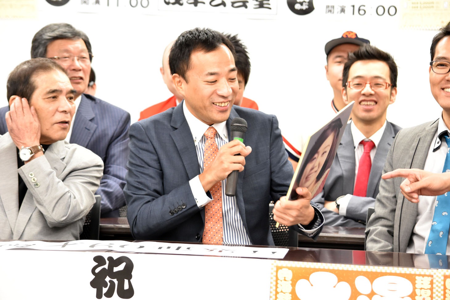 会見中の様子。