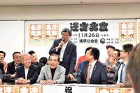 カツラについて説明する新山ひでや。