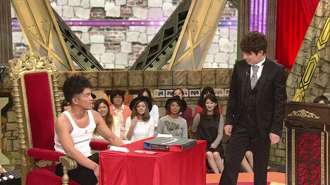 「ドミノ・ピザ賢者」に挑む武井壮（左）。(c)ABC