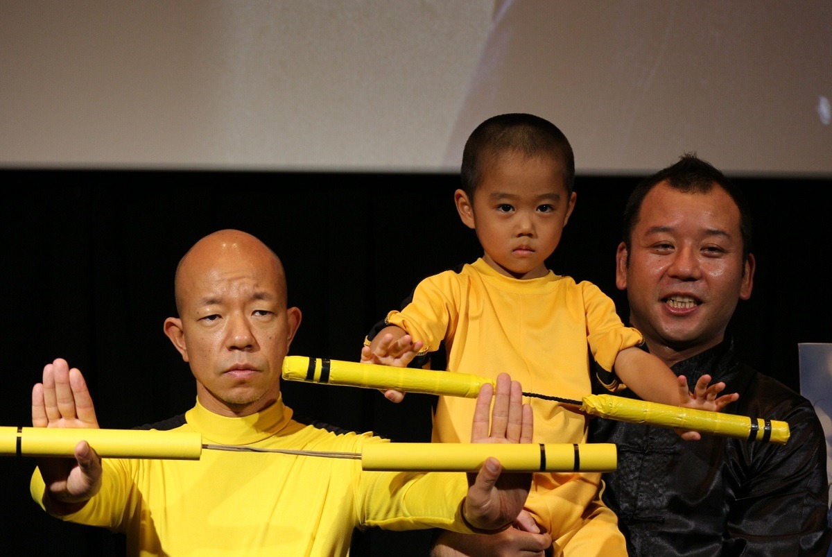 左からバイきんぐ小峠、今井竜惺くん、バイきんぐ西村。 (c)2014 Emperor Film Production Company Limited  Sun Entertainment Culture Limited All Rights Reserved
