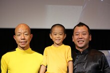 左からバイきんぐ小峠、今井竜惺くん、バイきんぐ西村。 (c)2014 Emperor Film Production Company Limited  Sun Entertainment Culture Limited All Rights Reserved