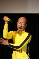 ヌンチャクに挑戦するバイきんぐ小峠。 (c)2014 Emperor Film Production Company Limited  Sun Entertainment Culture Limited All Rights Reserved