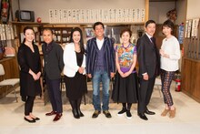 左から小川みどり、片岡鶴太郎、池上季実子、明石家さんま、大竹しのぶ、奥田瑛二、賀来千香子。 (c)TBS