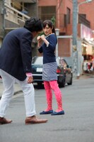 「原宿デニール」の撮影時のワンシーン。 (c)2015 NBC ユニバーサル・エンターテイメント