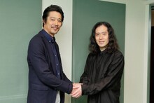 堤真一とピース又吉（左から）。