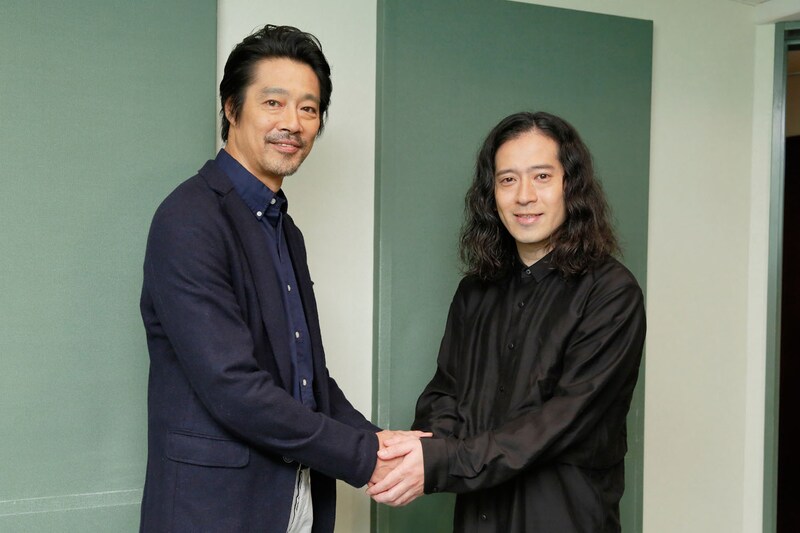 堤真一とピース又吉（左から）。