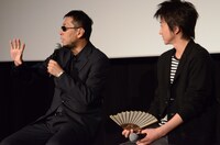 月刊ムー編集長・三上丈晴（左）の“UMA”に関する話を熱心に聞く藤原竜也（右）。