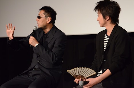 月刊ムー編集長・三上丈晴（左）の“UMA”に関する話を熱心に聞く藤原竜也（右）。