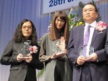 「第28回 日本 メガネ ベストドレッサー賞」を受賞したピース又吉（左端）。