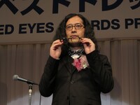 「第28回 日本 メガネ ベストドレッサー賞」を受賞したピース又吉。