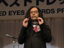 「第28回 日本 メガネ ベストドレッサー賞」を受賞したピース又吉。