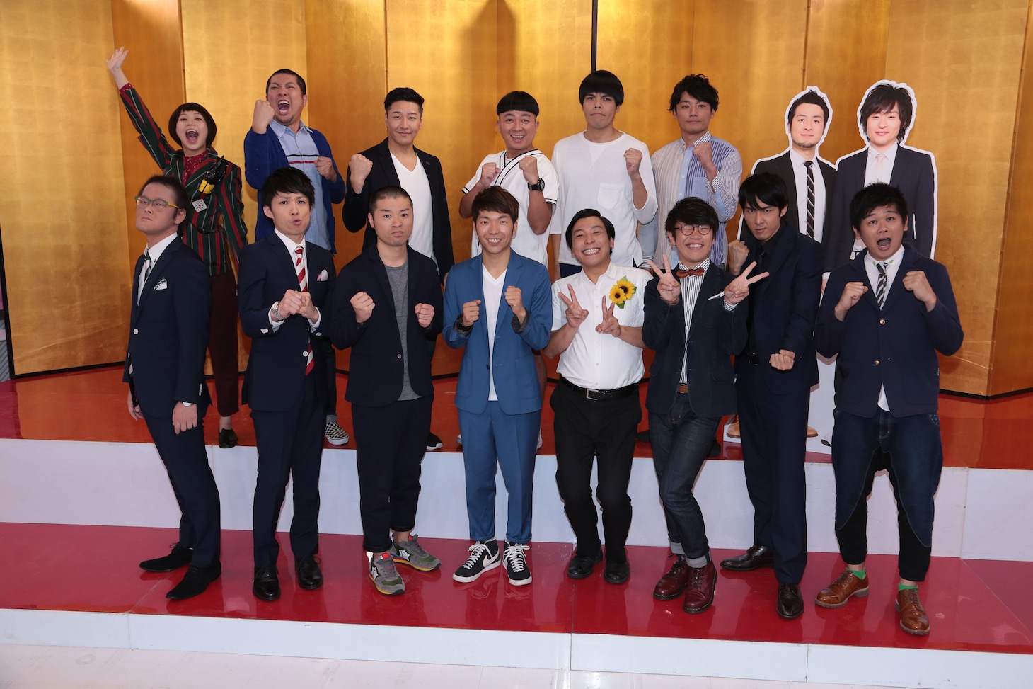 「平成27年度 NHK新人お笑い大賞」本選出場8組。前列左からアインシュタイン、アキナ、インディアンス、ザンゼンジ。後列左からスーパーニュウニュウ、チョコレートプラネット、ロビンソンズ、和牛のパネル。(c)NHK