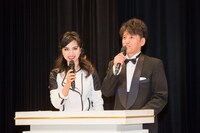 会見の進行を務めたロバータとザ・プラン9・ヤナギブソン（左から）。(c)吉本興業