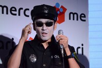 メルカリで購入したサングラスをかけるロバート山本。