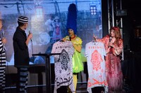 出品する衣装を披露するPUFFY。